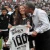 Antes do comeo da jogo, Tite  homenageado pela filha Gabriela pelo seu 100 jogo pelo Corinthians