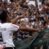 Paulinho comemora com a Fiel o primeiro gol da partida