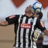 Jogador do Santos tentando marcar a bola com a cara