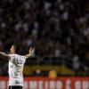 Jogadores do Corinthians comemoram a vitória no final do jogo