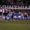 A barreira sobe, mas o Corinthians sofre mais um gol de falta