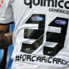 Ramon, nmero 33, com a camisa que homenageia o tcnico vascano Ricardo Gomes