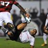 Emerson Sheik sofre com uma marcao forte do Flamengo