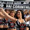 As cheerleaders corinthianas levam pro gramado as palavras da Fiel: Corinthians, jogai por ns!