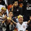 Torcedores do Corinthians fazem festa antes do comeo do jogo