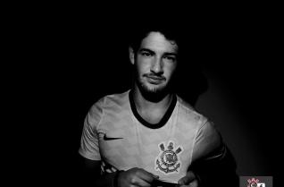 Alexandre Pato se apresenta com a camisa do Corinthians