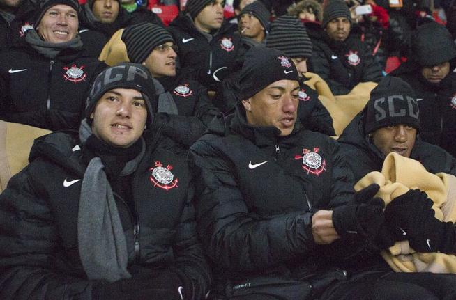 Com direito a cobertores e muito agasalho, jogadores do Timo assistem o jogo do Al Ahly