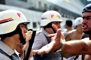 Confronto entre torcidas estraga o in�cio da tarde do cl�ssico. Veja fotos.