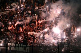 Corinthians j� foi penalizado por uso de sinalizadores. Mas ser� que s� o Tim�o faz isso?