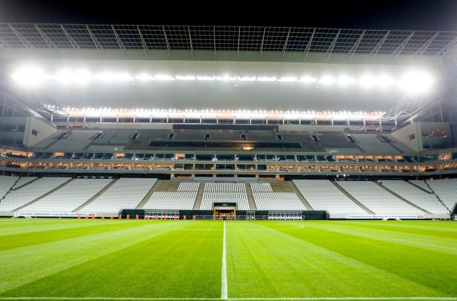 Corinthians tira fotos noturnas do seu novo estdio