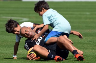 Dia dos pais no Tim�o: jogadores recebem filhos no vesti�rio antes da partida contra o Vit�ria