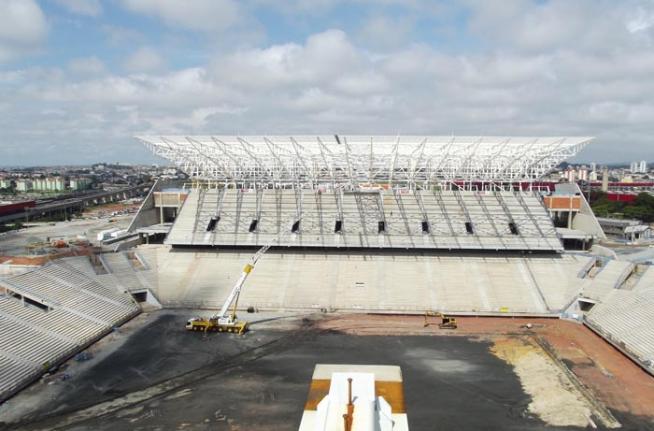 Fotos da Arena Corinthians em 26 de fevereiro de 2013, comea a instalao do gramado