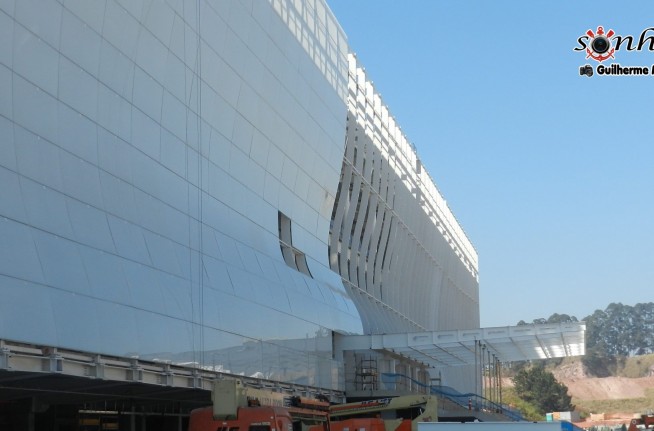 Fachada de vidro est sendo finalizada na Arena Corinthians