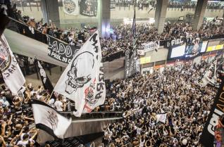 Torcedores lotam o sagu�o do aeroporto no embarque da delega��o