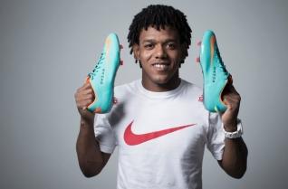 Jogadores do Corinthians ganham chuteiras personalizadas pro Mundial