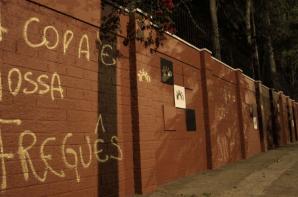 Muros do CT do S�o Paulo s�o pixados por Corinthianos