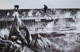 Novas imagens de gols s�o colocadas nos muros do CT do Corinthians