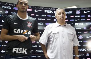 Renato Augusto � apresentado no Corinthians