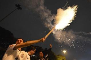 Torcedores do Corinthians chegam para apoiar o time no jogo de hoje