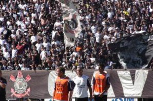 Torcida comparece no treino do Corinthians antes do jogo do Flamengo