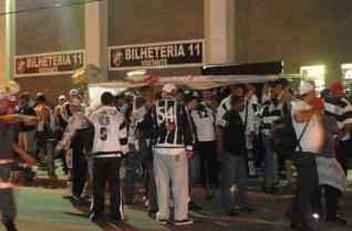 Torcida do Corinthians chega para apoiar o time contra o Vasco