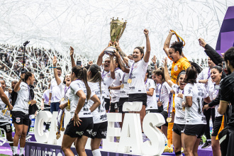 SP - Sao Paulo - 09/02/2023 - SUPERCOPA DO BRASIL FEMININA 2023,  CORINTHIANS X INTERNACIONAL - Gabi Portilho, a Corinthians player, competes  with Eskerdinha, a Internacional player, during a match at the