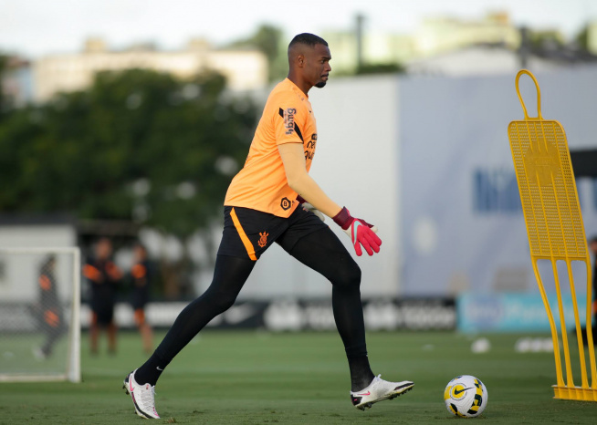 Goleiro do Corinthians provoca Palmeiras em música: 'Não tem Mundial