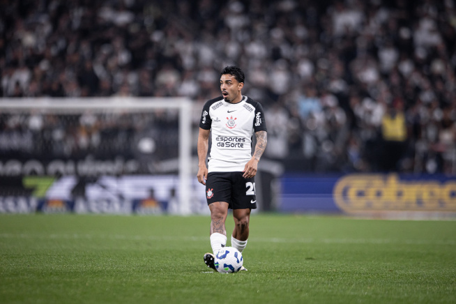 Matheus Bidu decide, dá assistência e ganha força no Corinthians
