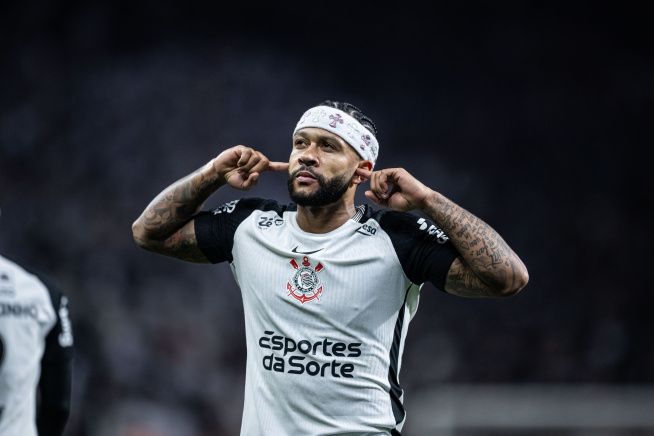 Memphis Depay treina na academia e vira atenção no início do Corinthians