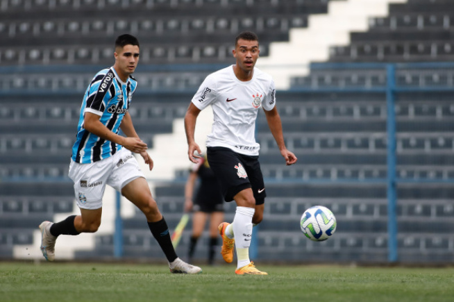 OLHO NELE! Volante do Sub-20 do Corinthians impressiona Dorival Jr com seu talento