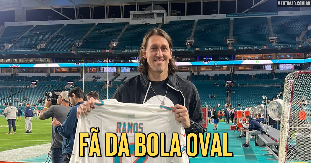 Goleiro do Corinthians comparece a jogo de futebol americano em Miami e é  presenteado com camisa
