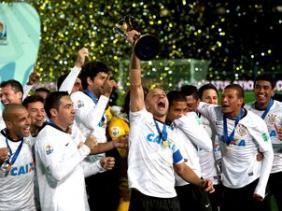 Corinthians com a taa do Mundial, depois de vencer o Chelsea