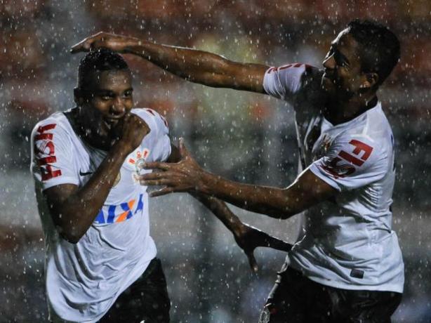 Edenlson comemorando gol pelo Corinthians
