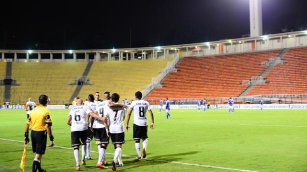 Em 2013, Corinthians recebeu o Millonarios no Pacaembu sem torcida