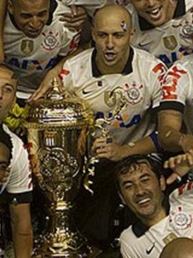 Alessandro com a taa do Campeonato Paulista