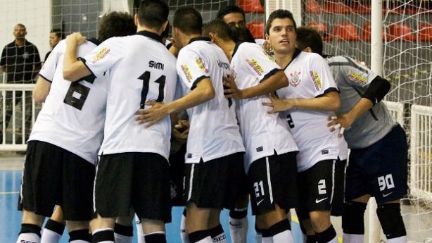 Jogadores do Corinthians fazem corrente antes de jogo da Liga Futsal