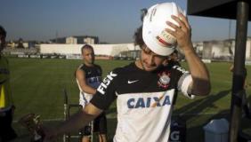 Eleito o melhor jovem na Europa em 2009, Pato usa capacete de pereba do racho
