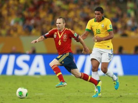 Paulinho jogando pela Seleo Brasileira