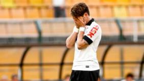 Alexandre Pato lamenta lance sofrido pelo Timo durante a partida deste domingo