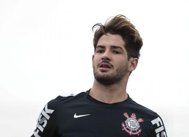 Pato voltou ao time titular do Corinthians