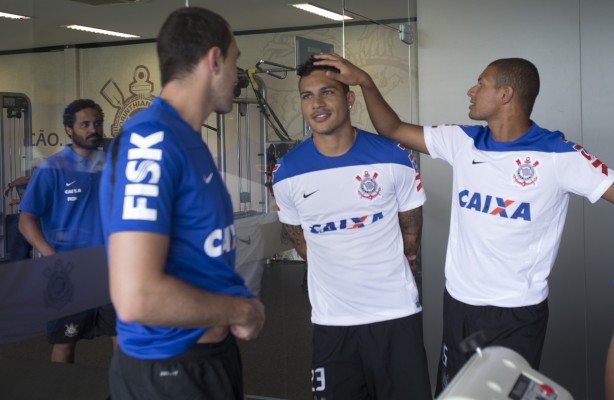 Goleiro Walter conversando com Guerrero na reapresentao do Corinthians