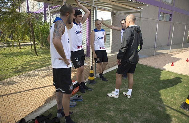 Goleiros do Corinthians vestindo a camisa nova de treino