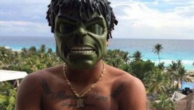 Nas frias, Romarinho postou foto com a mscara do Hulk enquanto viajava