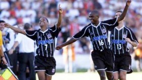 Marcelinho Carioca (esq.) celebra com Kleber um de seus dois gols em 2001