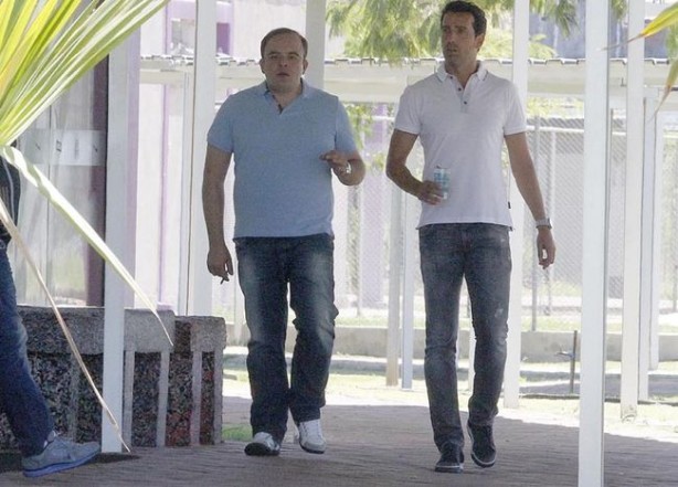 Ronaldo Ximenes, diretor de futebol, e Edu Gaspar, gerente do clube, no CT durante o protesto