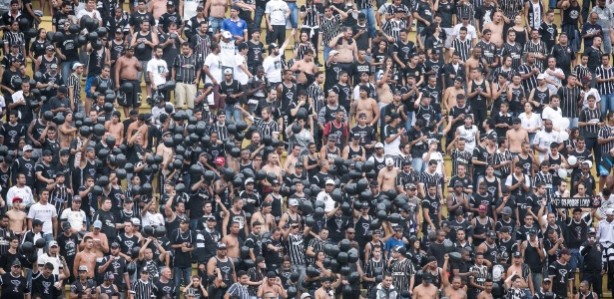 Torcida organizada entoou cantos de protesto contra o time do Corinthians