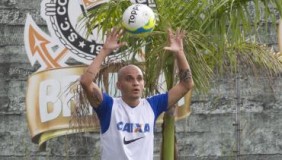 Fbio Santos treina entre os titulares e vai para a partida de domingo