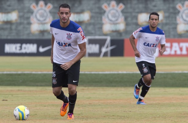 Renato Augusto e Jadson no treino do Corinthians