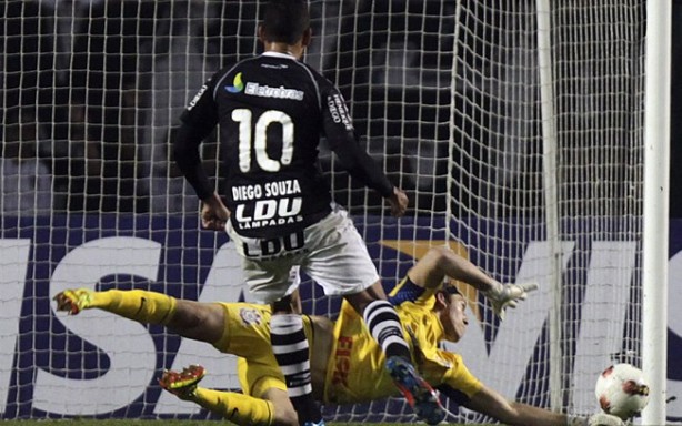 Cássio salvou o Corinthians na Libertadores de 2012 ao defender chute cara a cara com Diego Souza, ex Vasco