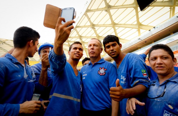 Mano Menezes e operrios tirando selfie na Arena Corinthians